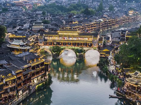 Il Tempio di Fenghuang! Un'antica gemma immersa nella storia e nel verde