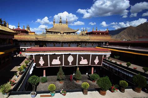  Il Tempio di Gongtang! Un gioiello tibetano nascosto tra le montagne