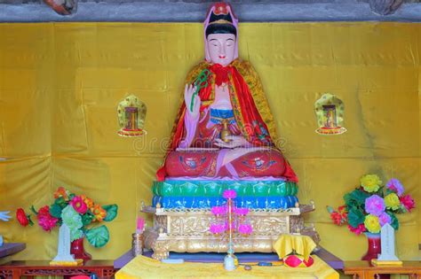 Il Tempio di Guanyin: Un Oasi di Pace e Splendore nell'Anima di Tonghua!