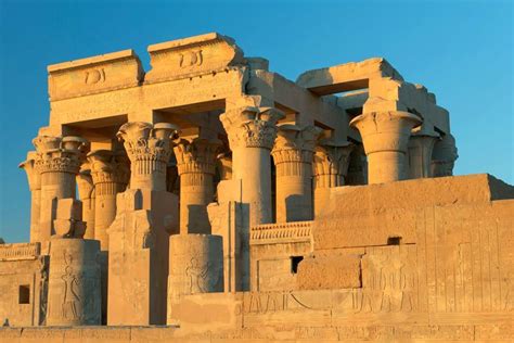  Il Tempio di Kom Ombo: Un capolavoro architettonico dedicato a due divinità!