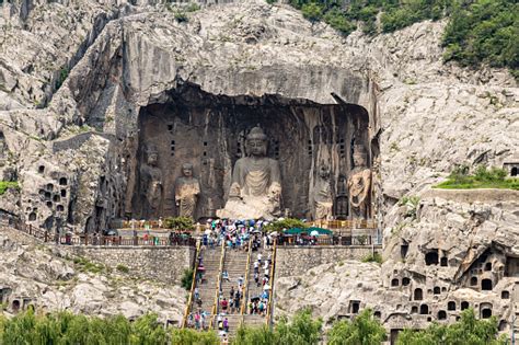 La Grotta di Longmen: Un viaggio nel cuore della montagna e un tesoro da scoprire!