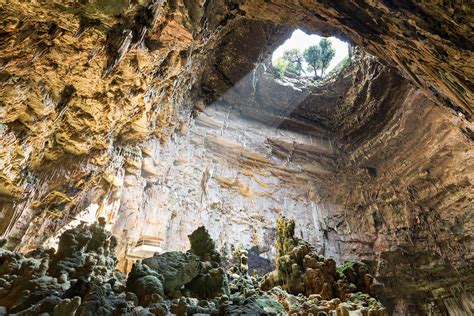   Le Grotte di Dawei: Una Meraviglia carsica che si cela sotto terra!