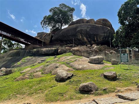  Il Mausoleo di Olumo Rock: Un Monumento Storico con Viste mozzafiato