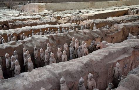 Il Mausoleo di Qin Shi Huang: Una Sentinella di Storia e Splendore Imperatore