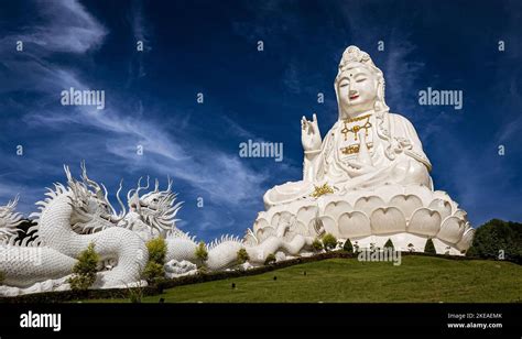 Il Tempio di Guanyin: Un santuario buddista nascosto tra le dune!