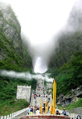 I Templi di  Yunmeng Mountain, Un'Oasi di Pace e Storia Antica!